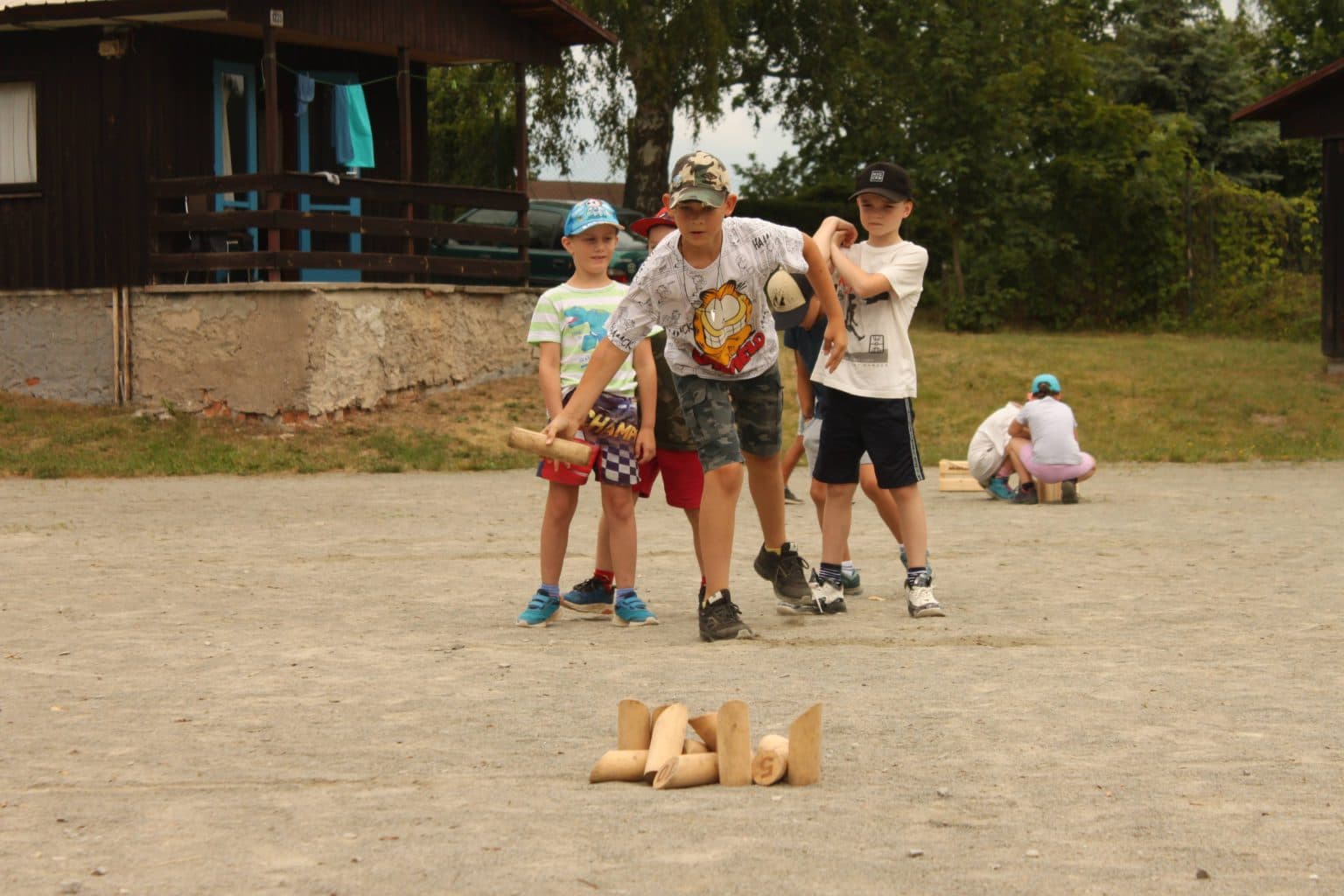Děti hrají na táboře kubb